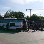 Akcja „Bezpieczny Autokar”. Na parkingu przy stadionie Korony funkcjonariusze policji oraz Inspekcji Transportu Drogowego sprawdzają stan techniczny autokarów, dokumenty oraz trzeźwość kierowców / Karol Żak / Radio Kielce