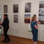 Wernisaż wystawy „Moje Świętokrzyskie. To Tu”. Autorami prac są: Krzysztof Hajduk i Tomasz Krzysztofik / Dorota Klusek / Radio Kielce