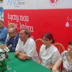 Od lewej: Krzysztof Bidas - zastępca dyrektora Wojewódzkiego Szpitala Zespolonego w Kielcach, Edward Pietrzyk - kierownik Kliniki Kardiochirurgii w WSzZ, Grażyna Karolczyk - kierownik oddziału onko-hematologicznego WSzZ, Bartosz Stemplewski - dyrektpor WSzZ, Jerzy Stalmasiński - dyrektor Regionalnego Centrum Krwiodawstwa i Krwiolecznictwa, Zdzisław Sitarz-Żelazna - zastępca dyrektora RCKiK i Agnieszka Stelmach-Gołdyś - zastępca kierownika Kliniki Hematologii i Transplantacji Szpiku w ŚCO / Iwona Murawska / Radio Kielce