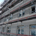 Po rozpoczęciu termomodernizacji starachowickiego szpitala okazało się, że budynek jest jednym z największych w województwie siedlisk jaskółki oknówki, gatunku chronionego, który na dodatek jest w okresie lęgowym / Anna Głąb / Radio Kielce