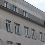 Po rozpoczęciu termomodernizacji starachowickiego szpitala okazało się, że budynek jest jednym z największych w województwie siedlisk jaskółki oknówki, gatunku chronionego, który na dodatek jest w okresie lęgowym / Anna Głąb / Radio Kielce