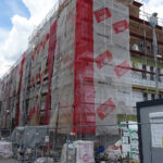 Po rozpoczęciu termomodernizacji starachowickiego szpitala okazało się, że budynek jest jednym z największych w województwie siedlisk jaskółki oknówki, gatunku chronionego, który na dodatek jest w okresie lęgowym / Anna Głąb / Radio Kielce