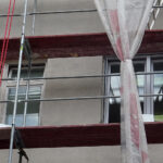 Po rozpoczęciu termomodernizacji starachowickiego szpitala okazało się, że budynek jest jednym z największych w województwie siedlisk jaskółki oknówki, gatunku chronionego, który na dodatek jest w okresie lęgowym / Anna Głąb / Radio Kielce