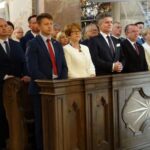 Jędrzejów. Benedykcja opacka w Archiopactwie Cystersów. Na zdjęciu (od lewej): Marcin Piszczek - burmistrz Jędrzejowa, wicewojewoda Bartłomiej Dorywalski, poseł Maria Zuba, senator Krzysztof Słoń i Marek Bogusławski - członek zarządu województwa / Ewa Pociejowska - Gawęda / Radio Kielce