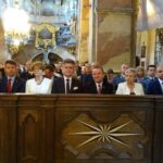 Jędrzejów. Benedykcja opacka w Archiopactwie Cystersów. Na zdjęciu (od lewej): wicewojewoda Bartłomiej Dorywalski, poseł Maria Zuba, senator Krzysztof Słoń i Marek Bogusławski - członek zarządu województwa / Ewa Pociejowska - Gawęda / Radio Kielce
