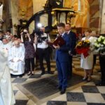 Jędrzejów. Benedykcja opacka w Archiopactwie Cystersów. Przemawia wicewojewoda Bartłomiej Dorywalski. Z tyłu (od lewej): Paweł Faryna - starosta jędrzejowski, poseł Maria Zuba i senator Krzysztof Słoń / Ewa Pociejowska - Gawęda / Radio Kielce