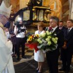 Jędrzejów. Benedykcja opacka w Archiopactwie Cystersów. Na zdjęciu (od lewej): poseł Maria Zuba, senator Krzysztof Słoń i Andrzej Pruś - przewodniczący sejmiku województwa / Ewa Pociejowska - Gawęda / Radio Kielce