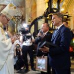 Jędrzejów. Benedykcja opacka w Archiopactwie Cystersów. Na zdjęciu (od lewej):  ojciec Rafał Ścibiorowski - nowy opat klasztoru cystersów, Marek Bogusławski - członek zarządu województwa, Andrzej Pruś - przewodniczący sejmiku województwa / Ewa Pociejowska - Gawęda / Radio Kielce