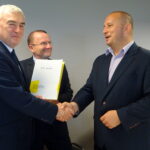 Marszałek województwa Andrzej Bętkowski podpisał umowy na dofinansowanie zadań z konkursu „Rozwój infrastruktury edukacyjnej i szkoleniowej” / Ewa Pociejowska-Gawęda / Radio Kielce