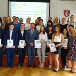 Najlepsi uczniowie z powiatu jędrzejowskiego otrzymali stypendia starosty / Ewa Pociejowska-Gawęda / Radio Kielce