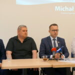 Poseł Porozumienia Michał Cieślak podsumował swoją kampanię wyborczą do Parlamentu Europejskiego. Od lewej: Arkadiusz Ślipikowsk- kielecki radny, Maciej Gawin – radny sejmiku województwa, poseł Michał Cieślak, Tomasz Kuśnierek- zastępca dyrektora świętokrzyskiego oddziału ARiMR / Michał Kita / Radio Kielce