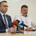 Poseł Porozumienia Michał Cieślak podsumował swoją kampanię wyborczą do Parlamentu Europejskiego. Od lewej: poseł Michał Cieślak, Tomasz Kuśnierek- zastępca dyrektora świętokrzyskiego oddziału ARiMR / Michał Kita / Radio Kielce