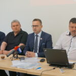 Poseł Porozumienia Michał Cieślak podsumował swoją kampanię wyborczą do Parlamentu Europejskiego. Od lewej: Arkadiusz Ślipikowsk- kielecki radny, Maciej Gawin – radny sejmiku województwa, poseł Michał Cieślak, Tomasz Kuśnierek- zastępca dyrektora świętokrzyskiego oddziału ARiMR / Michał Kita / Radio Kielce