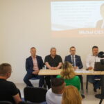 Poseł Porozumienia Michał Cieślak podsumował swoją kampanię wyborczą do Parlamentu Europejskiego. Od lewej: Arkadiusz Ślipikowsk- kielecki radny, Maciej Gawin – radny sejmiku województwa, poseł Michał Cieślak, Tomasz Kuśnierek- zastępca dyrektora świętokrzyskiego oddziału ARiMR / Michał Kita / Radio Kielce