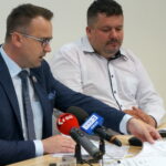 Poseł Porozumienia Michał Cieślak podsumował swoją kampanię wyborczą do Parlamentu Europejskiego.  Od lewej: poseł Michał Cieślak, Tomasz Kuśnierek- zastępca dyrektora świętokrzyskiego oddziału ARiMR / Michał Kita / Radio Kielce