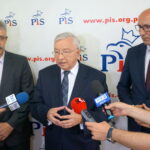 Konferencja posła Krzysztofa Lipca. Od lewej: Tadeusz Kozior - radny Rady Miasta i przewodniczący Solidarności w Chemarze, poseł Krzysztof Lipiec i Marcin Perz - prezes Specjalnej Strefy Ekonomicznej Starachowice / Michał Kita / Radio Kielce