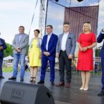 XXI Dzień Świętokrzyskiej Truskawki. Józef Gawęcki - przewodniczący Rady Gminy Bieliny, Mirosław Gębski - starosta kielecki, Elżbieta Paluch - Świętokrzyski Urząd Wojewódzki, Henryk Milcarz - prezes Wodociągów Kieleckich, Krzysztof Słoń - senator PiS, Renata Janik - wicemarszałek województwa świętokrzyskiego i Sławomir Kopacz - wójt gminy Bieliny / Piotr Kwaśniewski / Radio Kielce