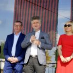 XXI Dzień Świętokrzyskiej Truskawki. Elżbieta Paluch - Świętokrzyski Urząd Wojewódzki, Henryk Milcarz - prezes Wodociągów Kieleckich, Krzysztof Słoń - senator PiS, Renata Janik - wicemarszałek województwa świętokrzyskiego i Sławomir Kopacz - wójt gminy Bieliny / Piotr Kwaśniewski / Radio Kielce