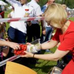 XXI Dzień Świętokrzyskiej Truskawki. Renata Janik - wicemarszałek województwa świętokrzyskiego / Piotr Kwaśniewski / Radio Kielce