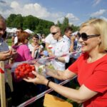 XXI Dzień Świętokrzyskiej Truskawki. Renata Janik - wicemarszałek województwa świętokrzyskiego / Piotr Kwaśniewski / Radio Kielce