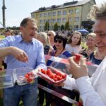 XXI Dzień Świętokrzyskiej Truskawki. Mirosław Gębski - starosta kielecki i Krzysztof Słoń - senator PiS / Piotr Kwaśniewski / Radio Kielce