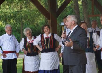 Tokarnia. Piknik Europejski Prawa i Sprawiedliwości. Przemawia poseł Krzysztof Lipiec / Radio Kielce