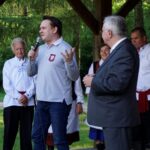 Tokarnia. Piknik Europejski Prawa i Sprawiedliwości. Na zdjęciu (od lewej): poseł Dominik Tarczyński i poseł Krzysztof Lipiec / Radio Kielce