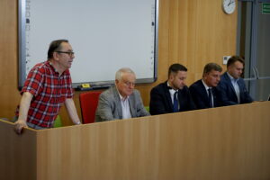 Na zdjęciu: Kazimierz Kik - politolog, prof. dr hab. Jerzy Jaskiernia - dziekan Wydziału Prawa, Administracji i Zarządzania UJK, Kamil Suchański - przewodniczący Rady Miasta Kielce, Andrzej Pruś - przewodniczący Sejmiku Województwa Świętokrzyskiego i Marek Materek - prezydent Starachowic / Piotr Kwaśniewski / Radio Kielce