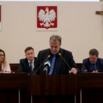 Sesja Rady Miasta Kielce. Joanna Winiarska - wiceprzewodnicząca Rady Miasta Kielce, Kamil Suchański - przewodniczący Rady Miasta Kielce, Artur Hajdorowicz - pełnomocnik prezydenta Kielc i Jarosław Karyś - wiceprzewodniczący Rady Miasta Kielce / Piotr Kwaśniewski / Radio Kielce