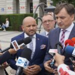 Konferencja Zbigniewa Ziobry na kieleckim Rynku. Na zdjęciu (od lewej): Mariusz Gosek - członek Zarządu Województwa Świętokrzyskiego, Dariusz Banasik - dyrektor biura poselsko-senatorskiego Zbigniewa Ziobry i Jacka Włosowicza, Zbigniew Ziobro - minister sprawiedliwości / Michał Kita / Radio Kielce