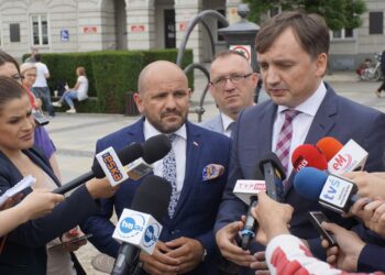 Konferencja Zbigniewa Ziobry na kieleckim Rynku. Na zdjęciu (od lewej): Mariusz Gosek - członek Zarządu Województwa Świętokrzyskiego, Dariusz Banasik - dyrektor biura poselsko-senatorskiego Zbigniewa Ziobry i Jacka Włosowicza, Zbigniew Ziobro - minister sprawiedliwości  / Michał Kita / Radio Kielce