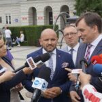 Konferencja Zbigniewa Ziobry na kieleckim Rynku. Na zdjęciu (od lewej): Mariusz Gosek - członek Zarządu Województwa Świętokrzyskiego, Dariusz Banasik - dyrektor biura poselsko-senatorskiego Zbigniewa Ziobry i Jacka Włosowicza, Zbigniew Ziobro - minister sprawiedliwości / Michał Kita / Radio Kielce