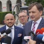 Konferencja Zbigniewa Ziobry na kieleckim Rynku. Na zdjęciu (od lewej): Mariusz Gosek - członek Zarządu Województwa Świętokrzyskiego, Dariusz Banasik - dyrektor biura poselsko-senatorskiego Zbigniewa Ziobry i Jacka Włosowicza, Zbigniew Ziobro - minister sprawiedliwości  / Michał Kita / Radio Kielce