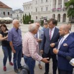 Konferencja Zbigniewa Ziobry. Konferencja Zbigniewa Ziobry na kieleckim Rynku. Na zdjęciu: Zbigniew Ziobro - minister sprawiedliwości, Mariusz Gosek - członek Zarządu Województwa Świętokrzyskiego / Michał Kita / Radio Kielce