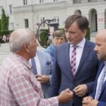 Konferencja Zbigniewa Ziobry na kieleckim Rynku. Na zdjęciu (od lewej): Zbigniew Ziobro - minister sprawiedliwości, Mariusz Gosek - członek Zarządu Województwa Świętokrzyskiego / Michał Kita / Radio Kielce