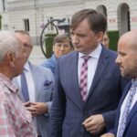 Konferencja Zbigniewa Ziobry na kieleckim Rynku. Na zdjęciu: Zbigniew Ziobro - minister sprawiedliwości, Mariusz Gosek - członek Zarządu Województwa Świętokrzyskiego / Michał Kita / Radio Kielce