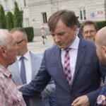 Konferencja Zbigniewa Ziobry na kieleckim Rynku. Na zdjęciu: Dariusz Banasik - dyrektor biura poselsko-senatorskiego Zbigniewa Ziobry i Jacka Włosowicza, Zbigniew Ziobro - minister sprawiedliwości, Mariusz Gosek - członek Zarządu Województwa Świętokrzyskiego / Michał Kita / Radio Kielce