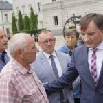 Konferencja Zbigniewa Ziobry na kieleckim Rynku. Na zdjęciu: Dariusz Banasik - dyrektor biura poselsko-senatorskiego Zbigniewa Ziobry i Jacka Włosowicza, Zbigniew Ziobro - minister sprawiedliwości  / Michał Kita / Radio Kielce