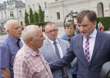 Konferencja Zbigniewa Ziobry na kieleckim Rynku. Na zdjęciu: Dariusz Banasik - dyrektor biura poselsko-senatorskiego Zbigniewa Ziobry i Jacka Włosowicza, Zbigniew Ziobro - minister sprawiedliwości  / Michał Kita / Radio Kielce