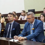 Spotkanie prezydenta Bogdana Wenty z młodzieżą z Wilna i Winnicy - uczestnikami XIII Letniej Szkoły Kultury, Historii i Języka Polskiego. Od prawej: Bogdan Wenta, prezydent Kielc i Marcin Różycki, zastępca prezydenta Kielc / Michał Kita / Radio Kielce