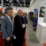 XX Międzynarodowa Wystawa Budownictwa i Wyposażenia Kościołów, Sztuki Sakralnej i Dewocjonaliów SACROEXPO. Krzysztof Słoń - senator PiS i biskup Jan Piotrowski - ordynariusz diecezji kieleckiej / Piotr Kwaśniewski / Radio Kielce