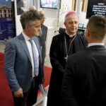 XX Międzynarodowa Wystawa Budownictwa i Wyposażenia Kościołów, Sztuki Sakralnej i Dewocjonaliów SACROEXPO. Krzysztof Słoń - senator PiS i biskup Jan Piotrowski - ordynariusz diecezji kieleckiej / Piotr Kwaśniewski / Radio Kielce