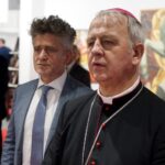 XX Międzynarodowa Wystawa Budownictwa i Wyposażenia Kościołów, Sztuki Sakralnej i Dewocjonaliów SACROEXPO. Krzysztof Słoń - senator PiS i biskup Jan Piotrowski - ordynariusz diecezji kieleckiej / Piotr Kwaśniewski / Radio Kielce