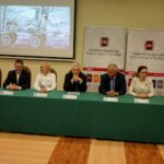 Spotkanie z zespołem Impuls, który zwyciężył w zawodach łazików marsjańskich University Rover Challenge 2019. Mgr inż. Dawid Pietrala - Politechnika Świętokrzyska, dr inż. Paweł Łaski - Politechnika Świętokrzyska, Renata Janik - wicemarszałek województwa świętokrzyskiego, Andrzej Bętkowski - marszałek województwa świętokrzyskiego, Wiesław Trąmpczyński - rektor Politechniki Świętokrzyskiej, Agata Wojtyszek - wojewoda świętokrzyski i Marcin Perz - prezes Specjalnej Strefy Ekonomicznej "Starachowice" / Piotr Kwaśniewski / Radio Kielce