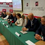 Spotkanie z zespołem Impuls, który zwyciężył w zawodach łazików marsjańskich University Rover Challenge 2019. Mgr inż. Dawid Pietrala - Politechnika Świętokrzyska, dr inż. Paweł Łaski - Politechnika Świętokrzyska, Renata Janik - wicemarszałek województwa świętokrzyskiego, Andrzej Bętkowski - marszałek województwa świętokrzyskiego, Wiesław Trąmpczyński - rektor Politechniki Świętokrzyskiej, Agata Wojtyszek - wojewoda świętokrzyski, Marcin Perz - prezes Specjalnej Strefy Ekonomicznej "Starachowice" i Arkadiusz Kubiec - wiceprezydent Kielc / Piotr Kwaśniewski / Radio Kielce