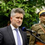 Na zdjęciu (od lewej): Krzysztof Słoń - senator PiS i Dionizy Krawczyński - prezes Stowarzyszenia Rekonstrukcji Historycznych "Jodła" / Piotr Kwaśniewski / Radio Kielce