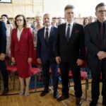 Wojewódzki koniec roku szkolnego. Na zdjęciu (od lewej): Zbigniew Piątek - wójt gminy Piekoszów, Agata Wojtyszek - wojewoda świętokrzyski, Kazimierz Mądzik - świętokrzyski kurator oświaty, Krzysztof Słoń - senator PiS i Tomasz Pleban - wicestarosta kielecki / Piotr Kwaśniewski / Radio Kielce