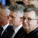 Wojewódzki koniec roku szkolnego. Na zdjęciu (od lewej): Kazimierz Mądzik - świętokrzyski kurator oświaty, Krzysztof Słoń - senator PiS i Tomasz Pleban - wicestarosta kielecki / Piotr Kwaśniewski / Radio Kielce