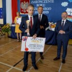 Wojewódzki koniec roku szkolnego. Na zdjęciu: Zbigniew Piątek - wójt gminy Piekoszów i Kazimierz Mądzik - świętokrzyski kurator oświaty / Piotr Kwaśniewski / Radio Kielce