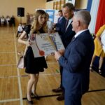 Wojewódzki koniec roku szkolnego. Na zdjęciu: Zbigniew Piątek - wójt gminy Piekoszów i Kazimierz Mądzik - świętokrzyski kurator oświaty / Piotr Kwaśniewski / Radio Kielce